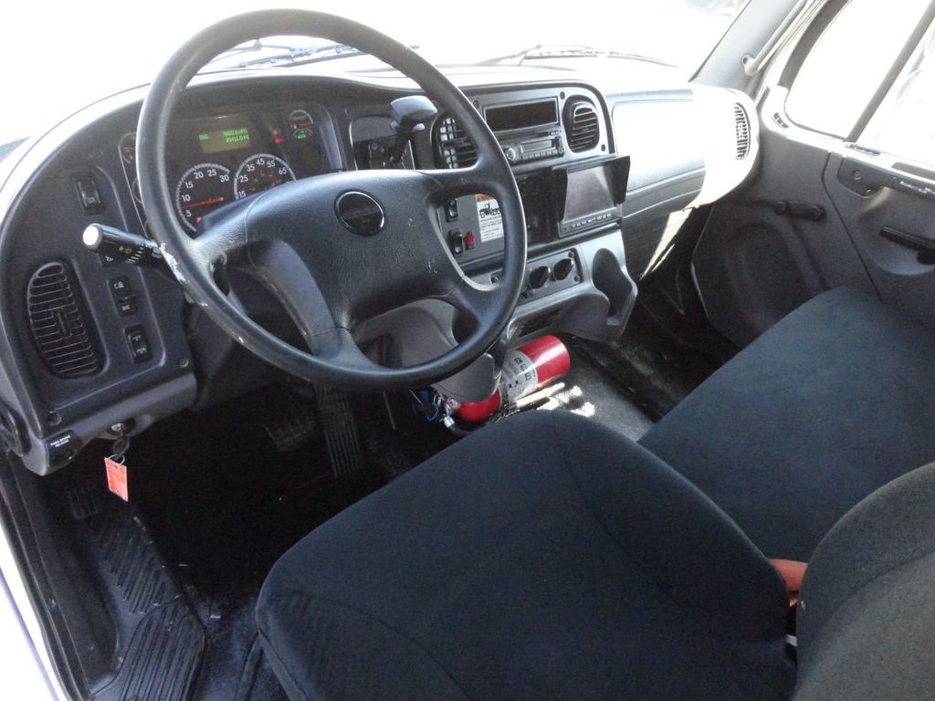 2017 Freightliner BUSINESS CLASS M2 106 24FT DRY BOX TRUCK. ATTIC INSULATION UNIT.. UNDER CDL - 21687767 - 28