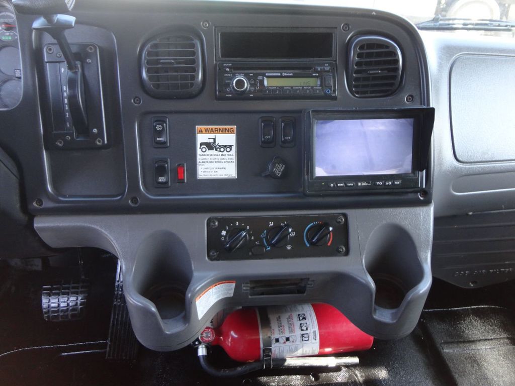 2017 Freightliner BUSINESS CLASS M2 106 24FT DRY BOX TRUCK. ATTIC INSULATION UNIT.. UNDER CDL - 21687767 - 30