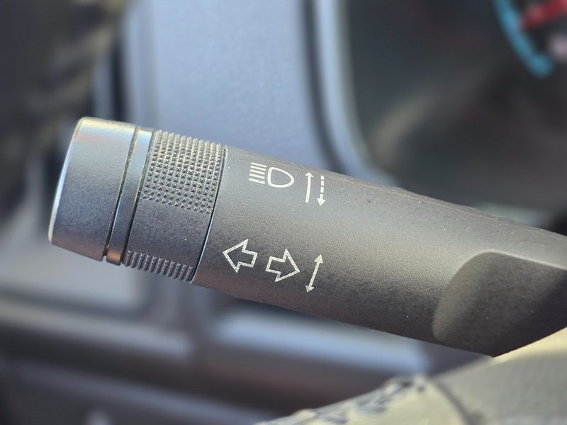 2017 GMC Canyon 2WD Crew Cab 128.3" SLE - 22975427 - 37