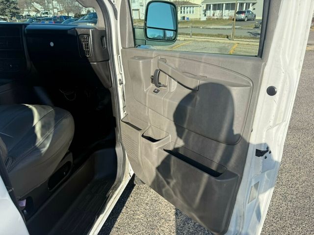 2017 GMC Savana 3500 SERIES CARGO VAN 72,000 ORIGINAL MILEAGE - 22968541 - 27