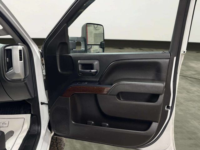 2017 GMC Sierra 2500HD SLE 4x4 4dr Crew Cab LB - 23056565 - 17