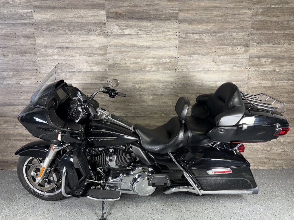 2017 Harley-Davidson FLTRU Road Glide Ultra SUPER CLEAN! - 23084047 - 11