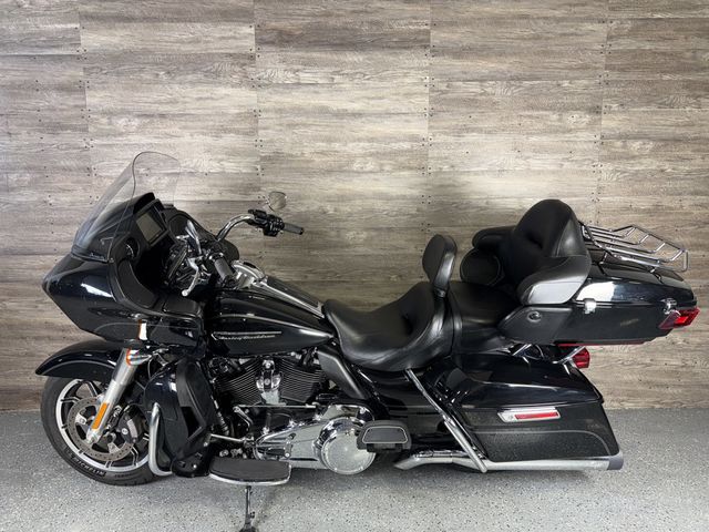 2017 Harley-Davidson FLTRU Road Glide Ultra SUPER CLEAN! - 23084047 - 11