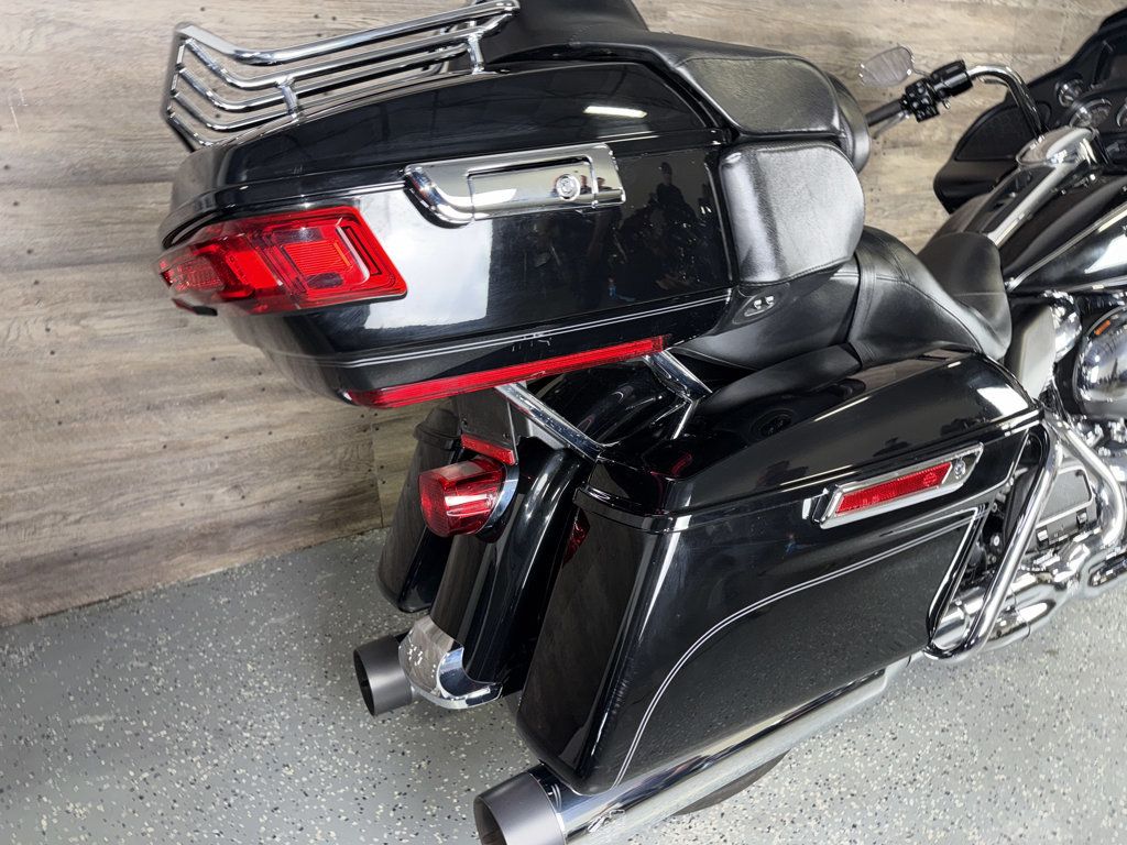 2017 Harley-Davidson FLTRU Road Glide Ultra SUPER CLEAN! - 23084047 - 4