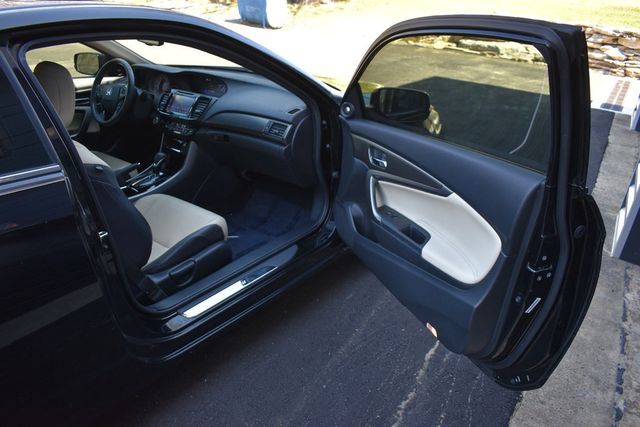 2017 Honda Accord Coupe Touring Automatic - 23001661 - 31