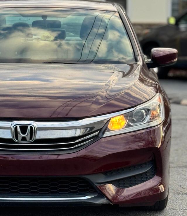 2017 Honda Accord Sedan LX CVT - 22963931 - 5