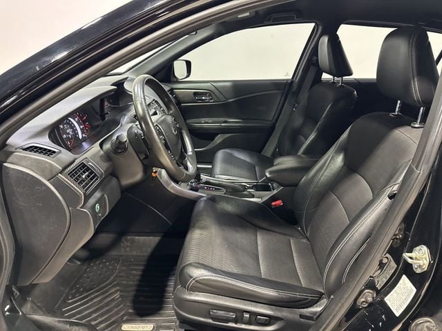 2017 Honda Accord Sedan Sport CVT - 22987594 - 19