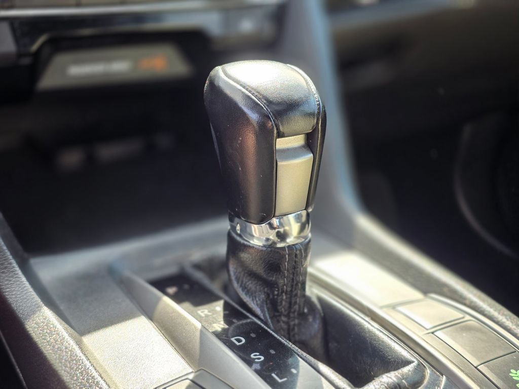 2017 Honda Civic Hatchback EX-L - 22989496 - 29