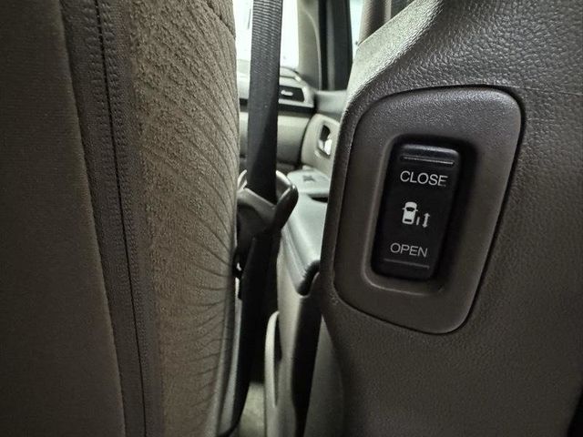 2017 Honda Odyssey SE Automatic - 23055211 - 25