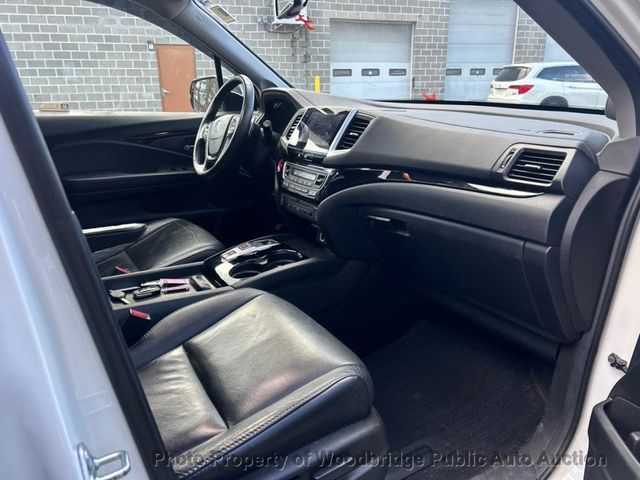 2017 Honda Pilot Touring AWD - 22945443 - 6