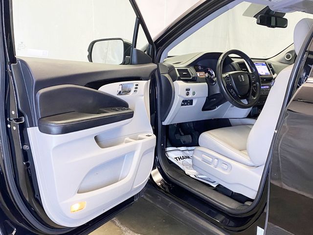 2017 Honda Pilot Touring AWD - 22948243 - 17