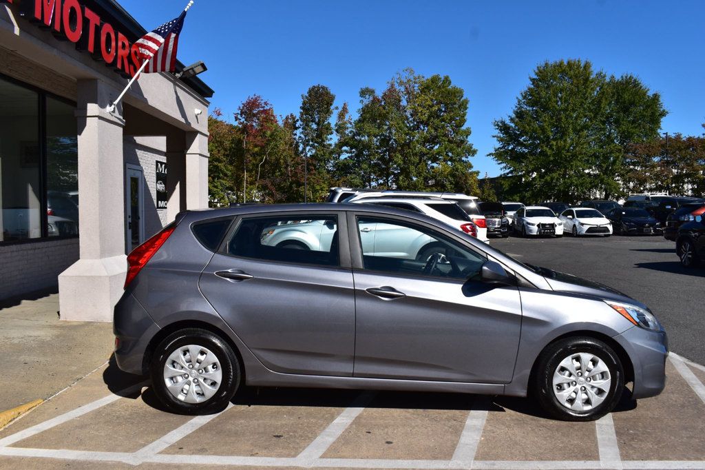 2017 Hyundai Accent SE Hatchback Automatic - 23100114 - 9