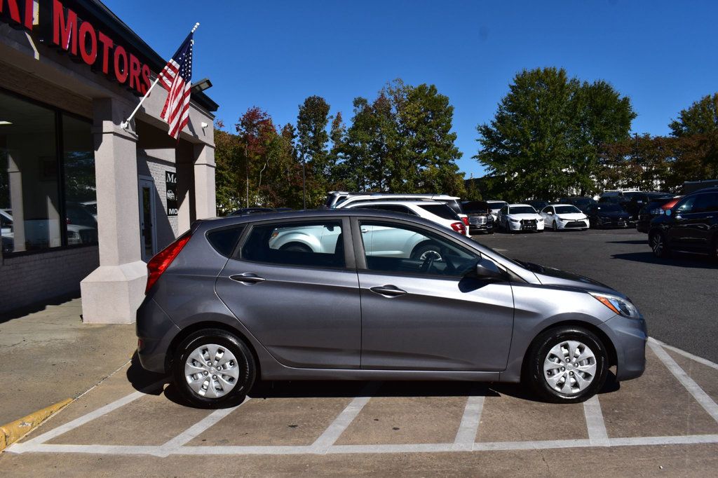2017 Hyundai Accent SE Hatchback Automatic - 23100114 - 10