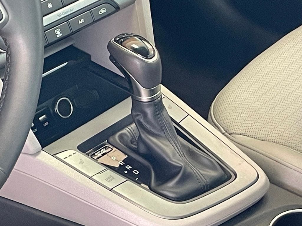 2017 Hyundai Elantra Limited 2.0L Automatic - 22919604 - 17