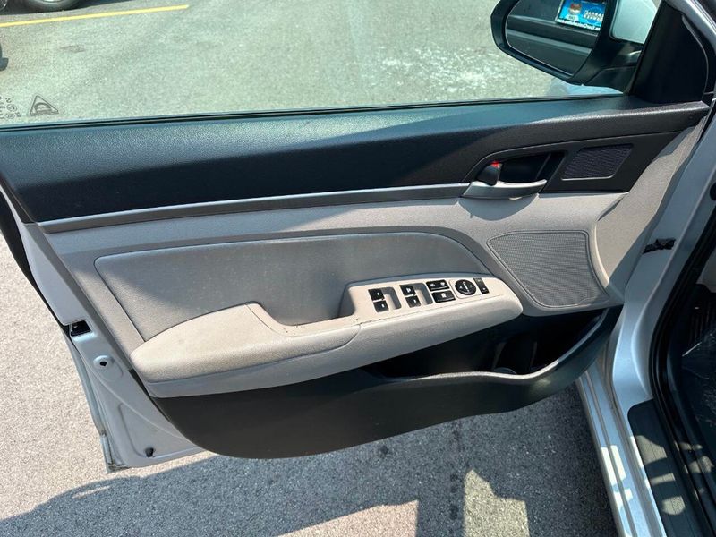 2017 Hyundai Elantra Limited 4dr Sedan - 22895287 - 9