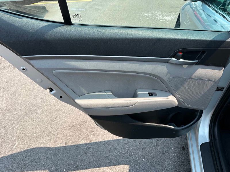 2017 Hyundai Elantra Limited 4dr Sedan - 22895287 - 16