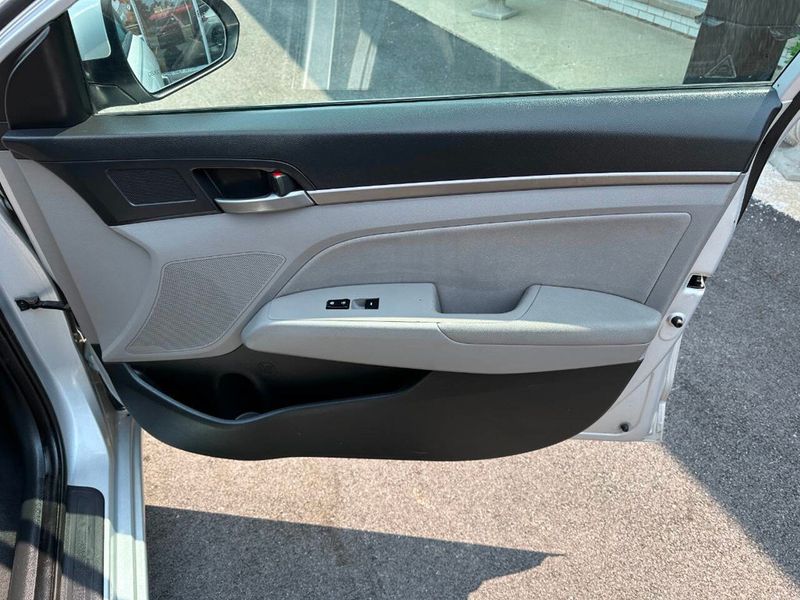 2017 Hyundai Elantra Limited 4dr Sedan - 22895287 - 24