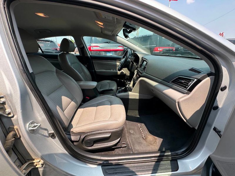 2017 Hyundai Elantra Limited 4dr Sedan - 22895287 - 25