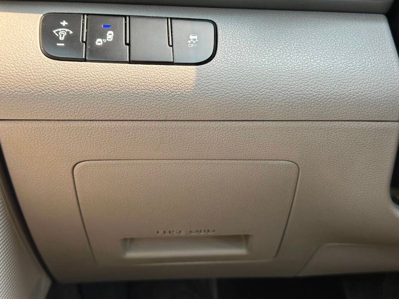 2017 Hyundai Elantra Limited 4dr Sedan - 22895287 - 35