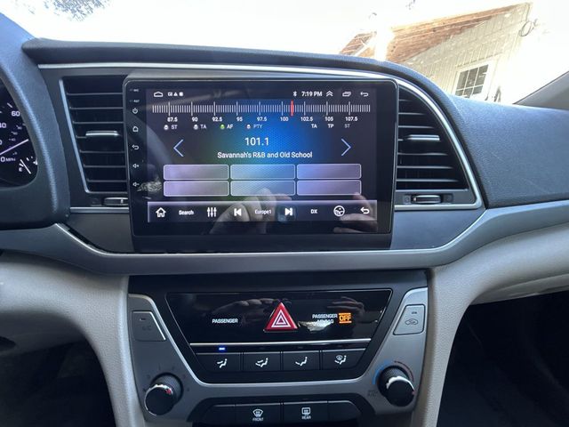 2017 Hyundai Elantra SE - 22975604 - 16