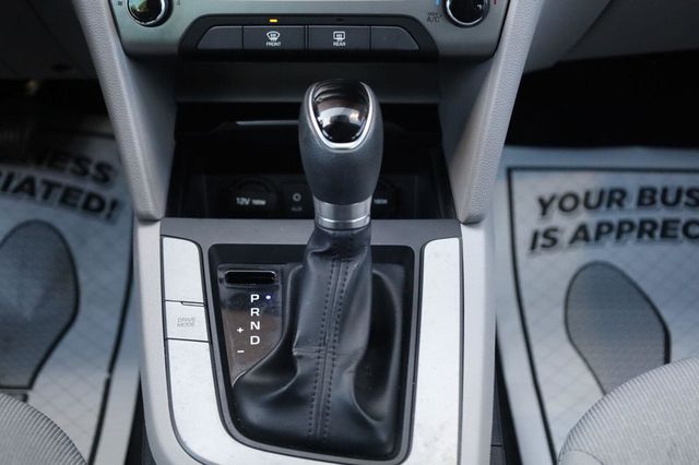2017 Hyundai Elantra SE - 23075493 - 37