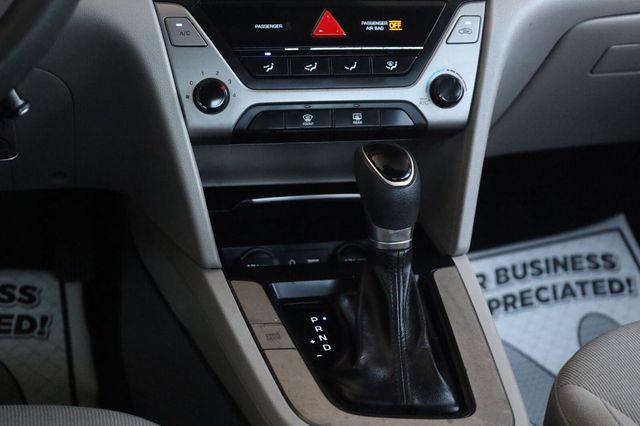 2017 Hyundai Elantra SE - 23079124 - 38