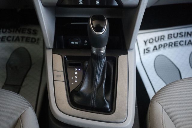 2017 Hyundai Elantra SE - 23079124 - 39