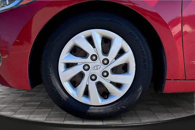 2017 Hyundai Elantra SE - 22842149 - 31
