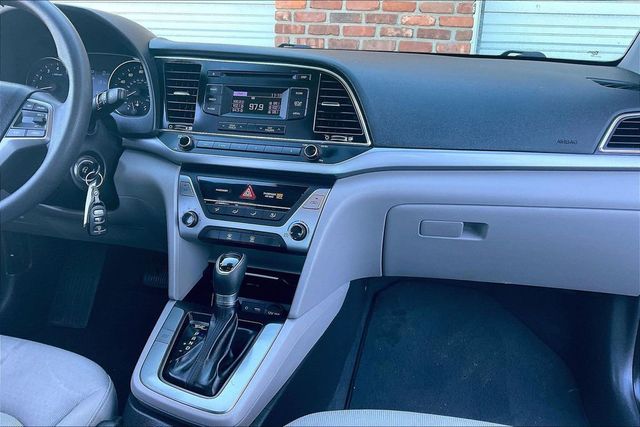2017 Hyundai Elantra SE - 22969429 - 28