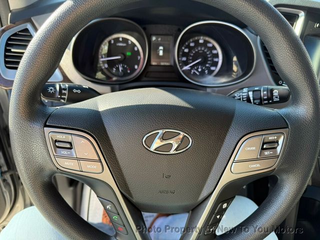 2017 Hyundai Santa Fe SE 3.3L Automatic - 22991830 - 2