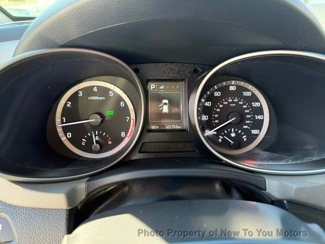 2017 Hyundai Santa Fe SE 3.3L Automatic - 22991830 - 3