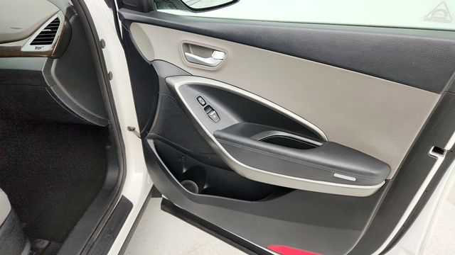 2017 Hyundai Santa Fe SE 3.3L Automatic - 22944788 - 24