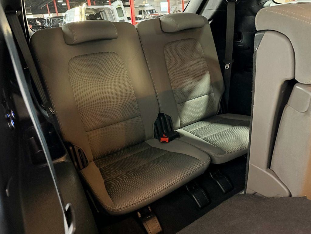 2017 Hyundai Santa Fe SE 3.3L Automatic AWD - 22958567 - 37