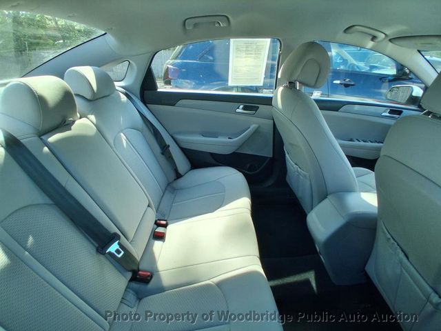 2017 Hyundai Sonata SE 2.4L - 23048584 - 9