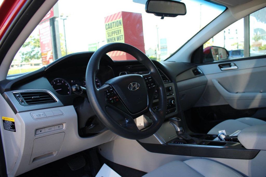 2017 Hyundai Sonata SE 2.4L - 22906843 - 13