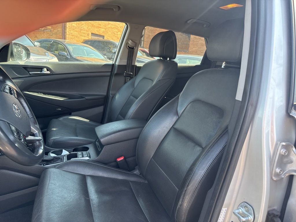 2017 Hyundai Tucson SE Plus AWD - 23005752 - 6