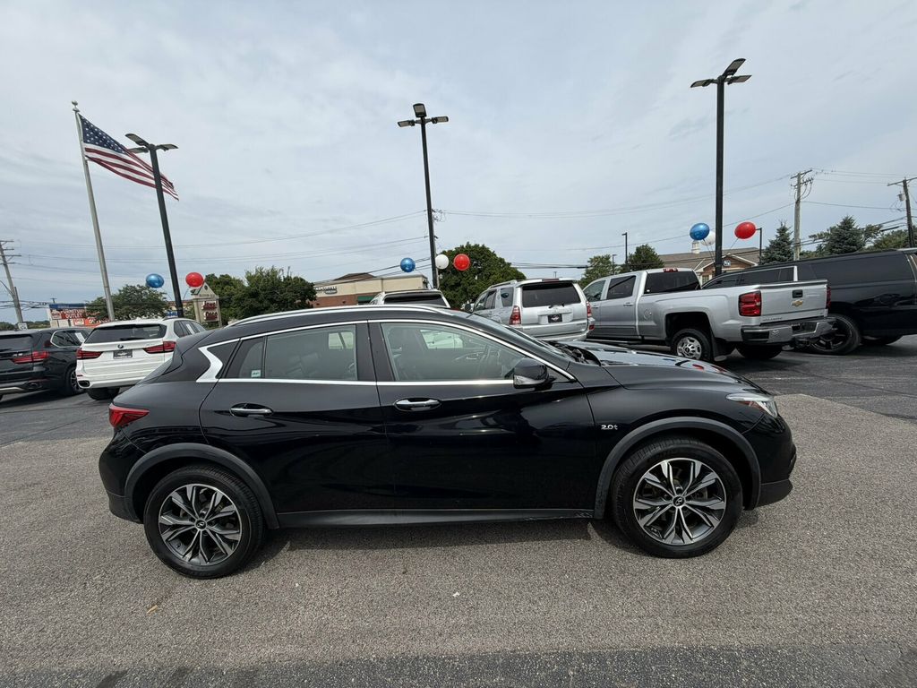 2017 INFINITI QX30 Luxury AWD - 23073703 - 3