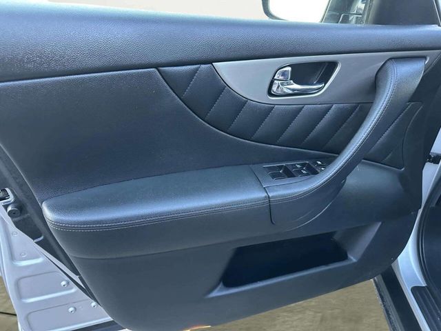 2017 INFINITI QX70 AWD - 22985455 - 11