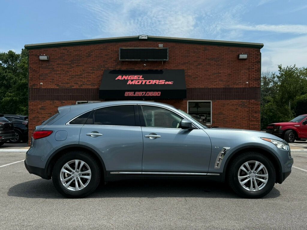 2017 Infiniti QX70 photo 2