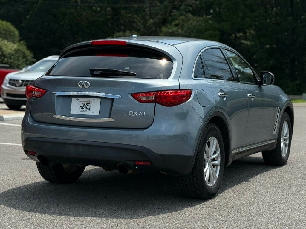 2017 Infiniti QX70 photo 3