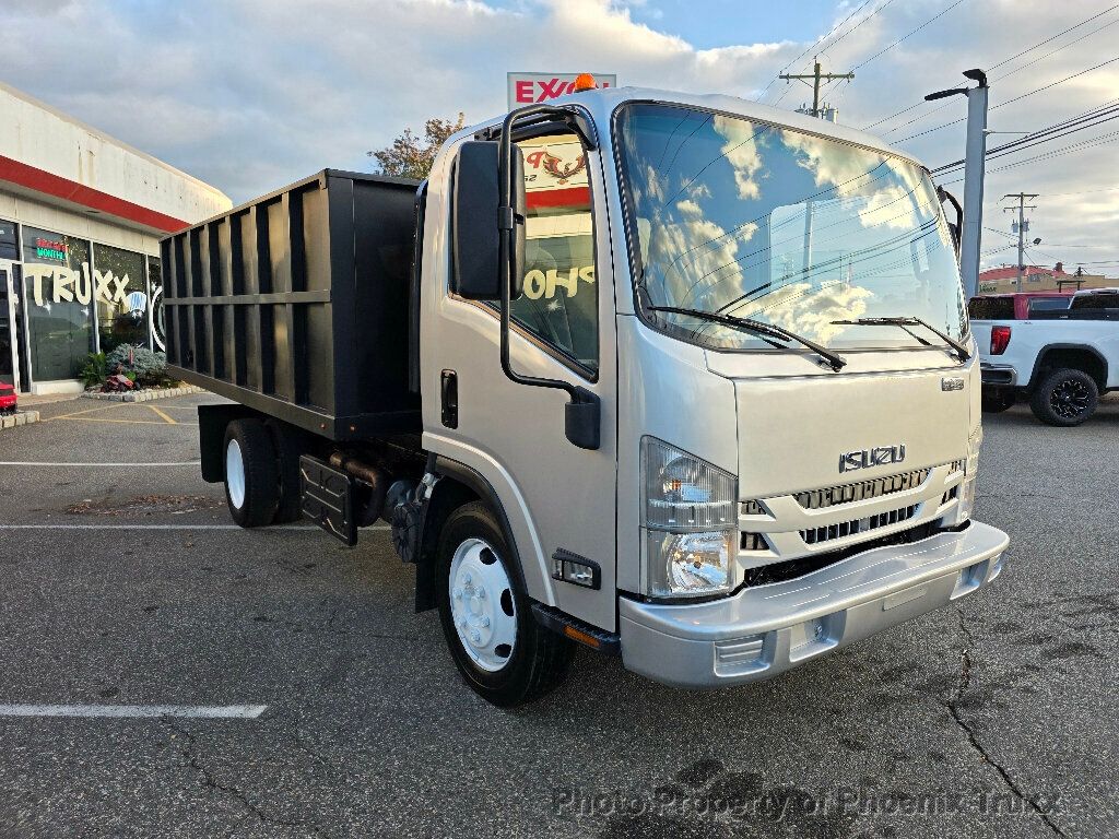 2017 Isuzu NRR photo 3