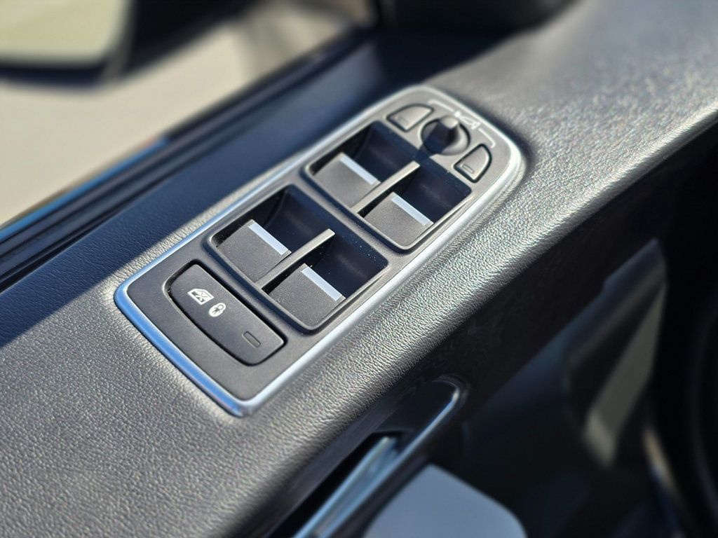 2017 Jaguar F-PACE 35t R-Sport AWD - 22982618 - 27