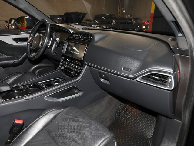 2017 Jaguar F-PACE S AWD - 23053533 - 34