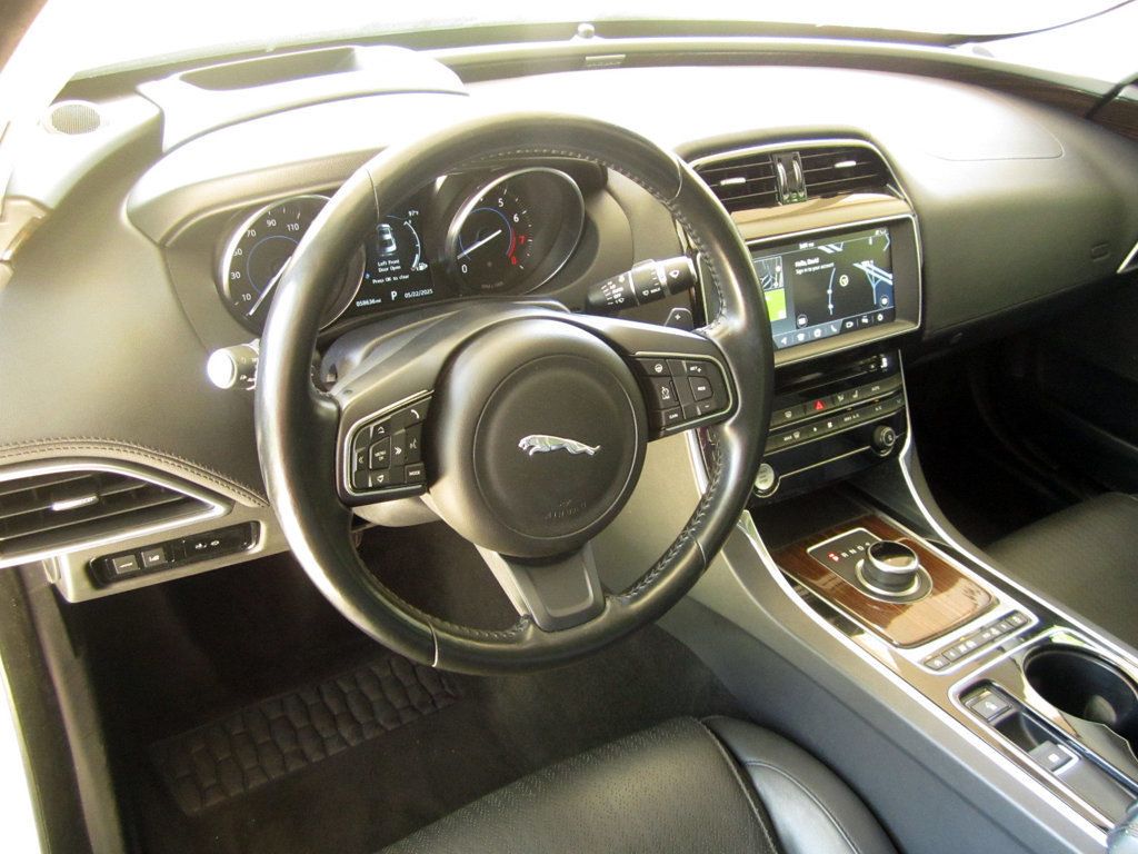 2017 Jaguar XE photo 4