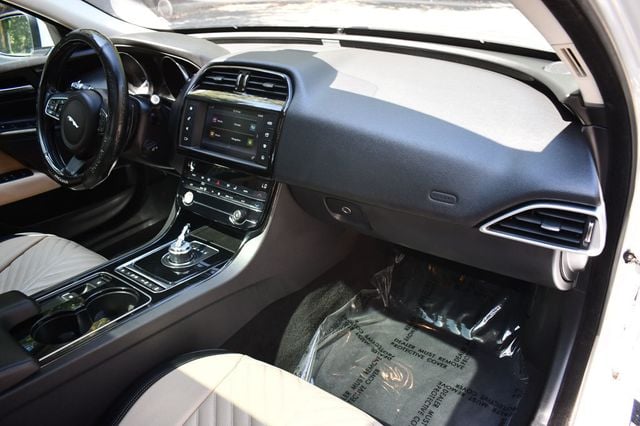 2017 Jaguar XE 35t Premium AWD - 23081117 - 24