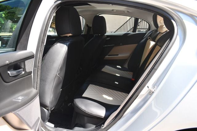 2017 Jaguar XE 35t Premium AWD - 23081117 - 27