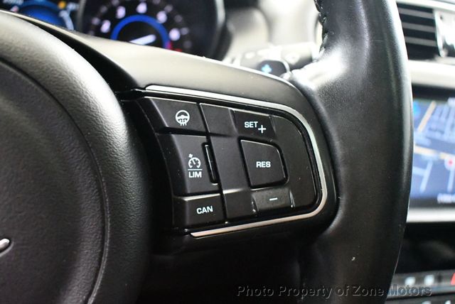 2017 Jaguar XE 35t Premium AWD - 22959077 - 33