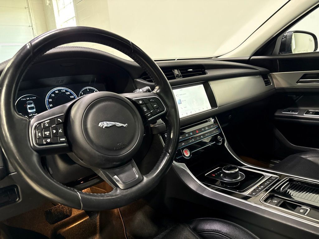 2017 Jaguar XF 20d Prestige AWD - 23056207 - 8