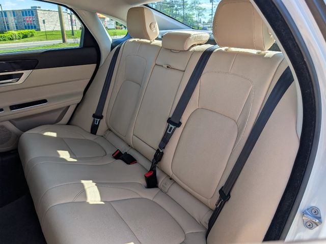2017 Jaguar XF 35t Premium AWD - 23012131 - 17