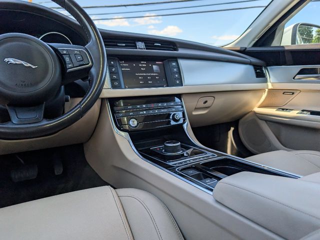 2017 Jaguar XF 35t Premium AWD - 23012131 - 23
